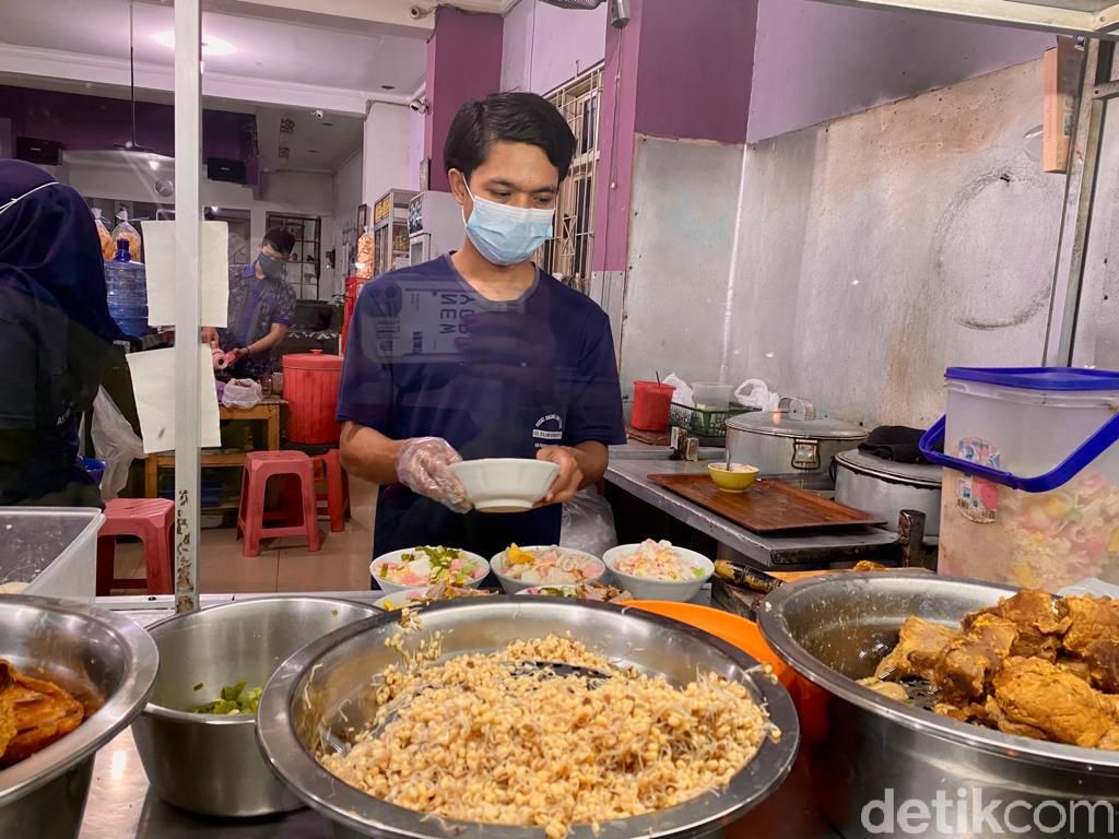 Sluurp! Gurihnya Soto Sokaraja Racikan H.Suradi yang Bertahan 50 Tahun Lezatnya