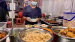 Slurp! Nikmatnya Soto Sokaraja Pakai Ketupat dan Sambal Kacang
