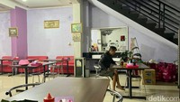 Warung ini legendaris karena sudah ada sejak 1970-an. Selain itu, warung ini juga merupakan pelopor warung soto di sepanjang Jalan Mayjen Sutoyo. Foto: detikcom/Riska Fitria