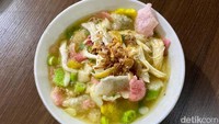 Seporsi soto di sini dibanderol dengan harga Rp 18.000. Selain isi daging juga tersedia soto isi daging ayam, jeroan atau bisa juga dicampur. Foto: detikcom/Riska Fitria