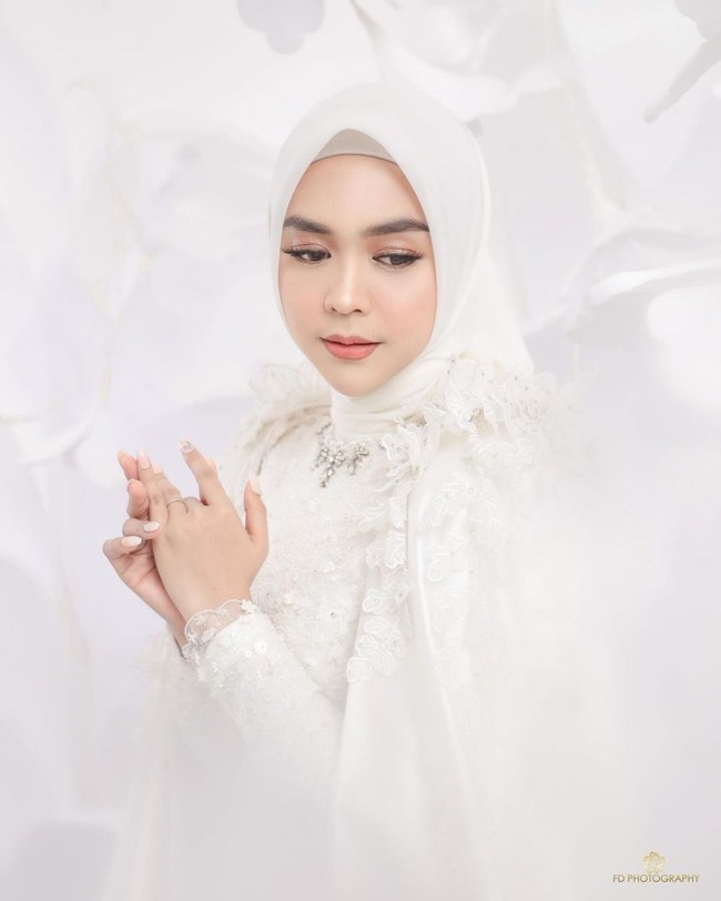 Pemotretan prewedding Ria Ricis dan Teuku Ryan sendiri dibantu oleh fotografer dari FD Photography. Dengan mengusung tema White Love in the White Fairy World, foto prewedding Ria Ricis dan Teuku Ryan tampak didominasi oleh warna putih. Foto: Instagram/@fdphotography