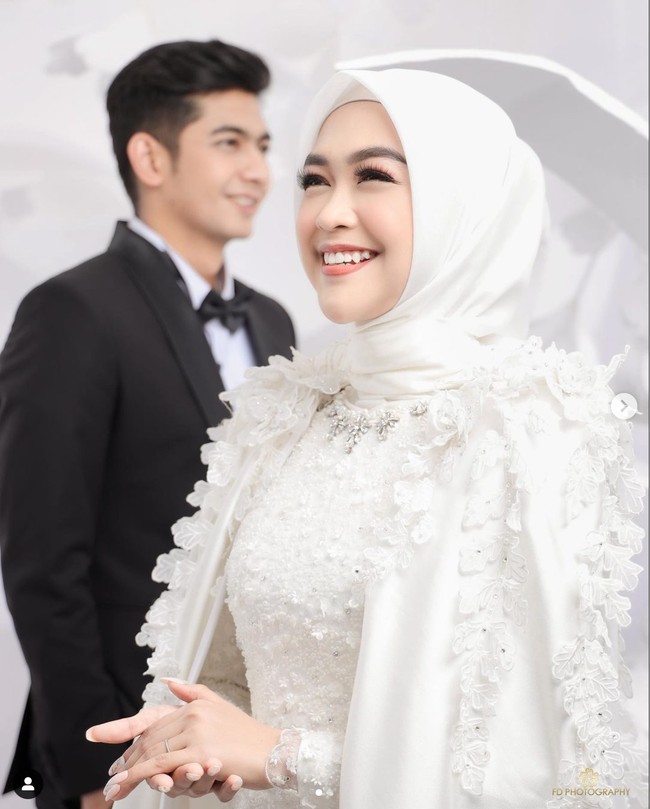 Dekorasi bunga yang dibuat serba putih juga turut serta mempercantik foto-foto prewedding Ria Ricis dan Teuku Ryan. Foto-foto prewedding Ria Ricis dan Teuku Ryan itu kemudian banjir doa dan dukungan dari para netizen. Foto: Instagram/@fdphotography