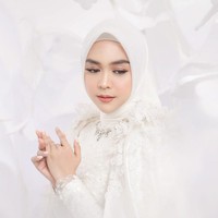 Pemotretan prewedding Ria Ricis dan Teuku Ryan sendiri dibantu oleh fotografer dari FD Photography. Dengan mengusung tema White Love in the White Fairy World, foto prewedding Ria Ricis dan Teuku Ryan tampak didominasi oleh warna putih. Foto: Instagram/@fdphotography