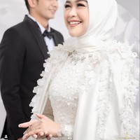 Dekorasi bunga yang dibuat serba putih juga turut serta mempercantik foto-foto prewedding Ria Ricis dan Teuku Ryan. Foto-foto prewedding Ria Ricis dan Teuku Ryan itu kemudian banjir doa dan dukungan dari para netizen. Foto: Instagram/@fdphotography