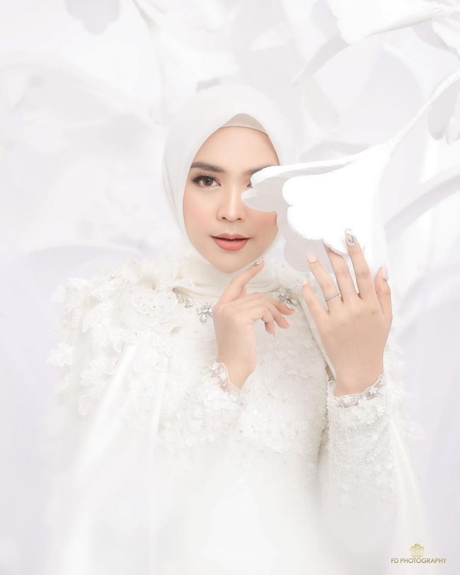 Penampilan Ria Ricis semakin lengkap dengan pulasan makeup natural di wajahnya. Ricis tampak mengenakan lipstik berwarna nude yang membuat kecantikan naturalnya semakin terpancar. Foto: Instagram/@fdphotography