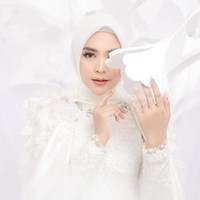 Penampilan Ria Ricis semakin lengkap dengan pulasan makeup natural di wajahnya. Ricis tampak mengenakan lipstik berwarna nude yang membuat kecantikan naturalnya semakin terpancar. Foto: Instagram/@fdphotography