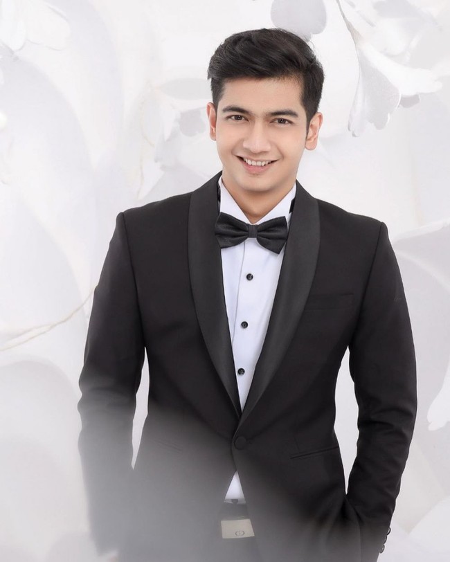 Sedangkan calon suaminya, Teuku Ryan, terlihat gagah mengenakan setelan jas hitam. Untuk bagian dalam jas, Teuku Ryan memilih kemeja putih dengan kancing berwarna hitam. Penampilannya itu kemudian dilengkapi dengan dasi kupu-kupu yang melingkar di lehernya. Foto: Instagram/@fdphotography