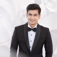 Sedangkan calon suaminya, Teuku Ryan, terlihat gagah mengenakan setelan jas hitam. Untuk bagian dalam jas, Teuku Ryan memilih kemeja putih dengan kancing berwarna hitam. Penampilannya itu kemudian dilengkapi dengan dasi kupu-kupu yang melingkar di lehernya. Foto: Instagram/@fdphotography