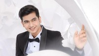 Teuku Ryan membalas senyum Ria Ricis. Foto: Instagram/@fdphotography