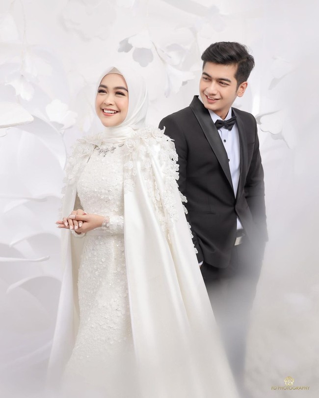 Sebelum hari pernikahan, Ricis dan Ryan juga sempat beberapa kali melakukan sesi pemotretan prewedding. Tanpa saling bersentuhan keduanya tampil kompak dan romantis. Foto: FD Photography