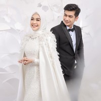Sebelum hari pernikahan, Ricis dan Ryan juga sempat beberapa kali melakukan sesi pemotretan prewedding. Tanpa saling bersentuhan keduanya tampil kompak dan romantis. Foto: FD Photography