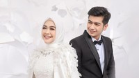 Ria Ricis dan Teuku Ryan tampil serasi dengan busana hitam dan putih. Foto: FD Photography