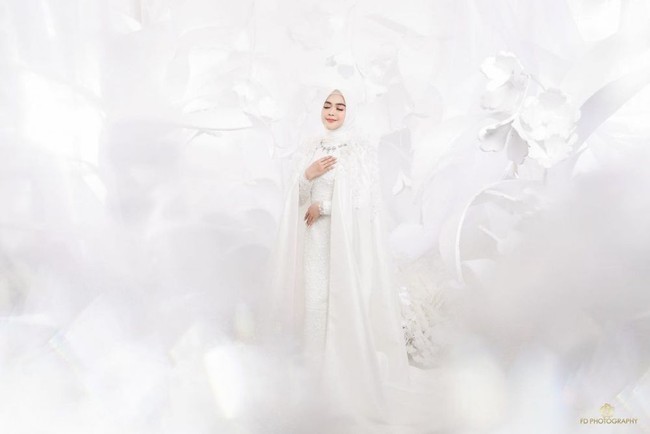 Usai menggelar acara lamaran pada Kamis (23/9/2021), Ria Ricis dan Teuku Ryan kini tampak melakukan sesi pemotretan prewedding. Diketahui bahwa keduanya akan segera menikah. Momen pemoretan prewedding keduanya pun tampak diunggah ke media sosial. Foto: Instagram/@fdphotography