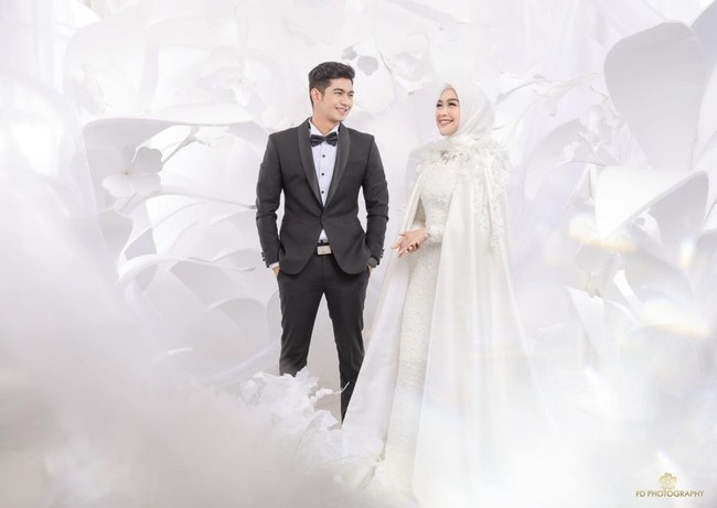 Begini penampilan keduanya saat berfoto bersama. Dalam foto-foto yang diunggah di akun Instagram @fdphotography90, Ria Ricis dan Teuku Ryan terlihat kompak tanpa saling bersentuhan. Foto: Instagram/@fdphotography