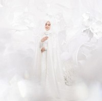 Usai menggelar acara lamaran pada Kamis (23/9/2021), Ria Ricis dan Teuku Ryan kini tampak melakukan sesi pemotretan prewedding. Diketahui bahwa keduanya akan segera menikah. Momen pemoretan prewedding keduanya pun tampak diunggah ke media sosial. Foto: Instagram/@fdphotography