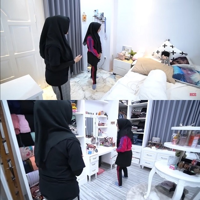 Di usianya yang masih terbilang muda, Putri Delina sudah memiliki rumah sendiri yang merupakan pemberian sang ayah, Sule. Nuansa putih mendominasi rumah tersebut, tanpa terkecuali bagian kamar. Ruangan itu tampak diisi dengan interior bergaya klasik yang girly. Kamarnya cukup luas sehingga perempuan 20 tahun itu masih bisa menempatkan sebuah walk-in closet. (Foto: YouTube)