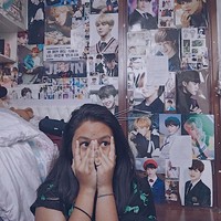 Putri Eko Patrio, Nayla Ayu ternyata fans K-Pop garis keras. Terlihat dari kamarnya yang dipenuhi foto dan poster para bintang musik dari Negeri Ginseng tersebut. (Foto: YouTube)