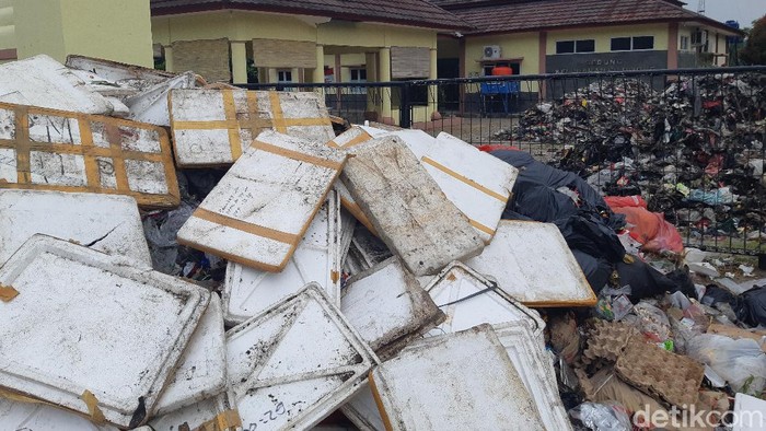 Sampah kiriman Tangsel sengaja dibuang warga Serang ke kantor kecamatan dan kelurahan