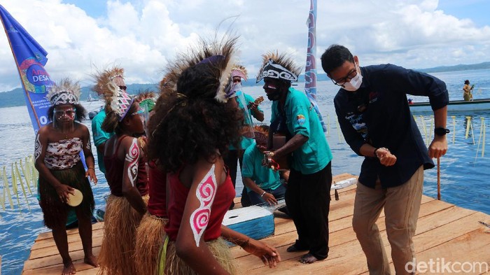 Menteri Pariwisata dan Ekonomi Kreatif Sandiaga Salahuddin Uno mengunjungi Desa Wisata Arborek, Raja Ampat, Papua Barat, Rabu (27/10/2021). Mas Mentri datang dalam agenda Anugerah Desa Wisata Indonesia (ADWI) di Kampung Arborek.