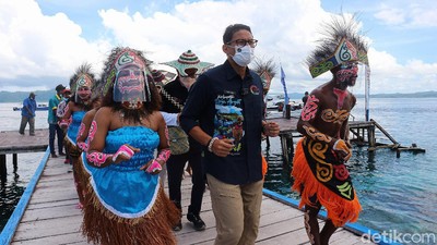 Sandiaga Uno Kunjungi Desa Wisata Arborek