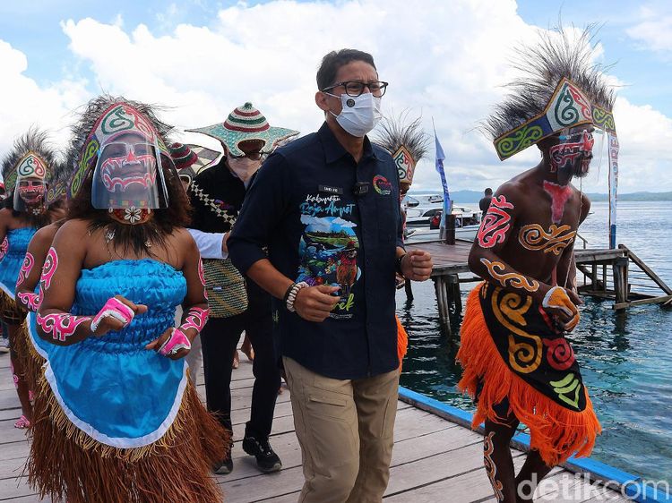 Sandiaga Uno Kunjungi Desa Wisata Arborek