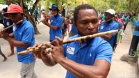 Desa Arborek terdapat di Kabupaten Raja Ampat, Provinsi Papua Barat, yang diresmikan menjadi salah satu Desa Wisata.