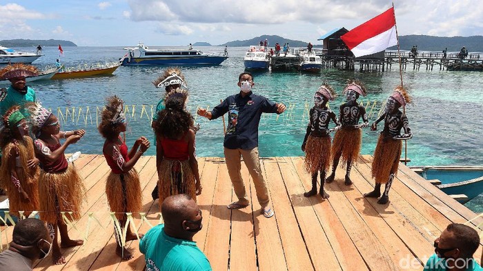 Sandiaga Uno Kunjungi Desa Wisata Arborek Menteri Pariwisata dan Ekonomi Kreatif Sandiaga Salahuddin Uno mengunjungi Desa Wisata Arborek, Raja Ampat, Papua Barat, Rabu (27/10/2021). Mas Mentri datang dalam agenda Anugerah Desa Wisata Indonesia (ADWI) di Kampung Arborek.