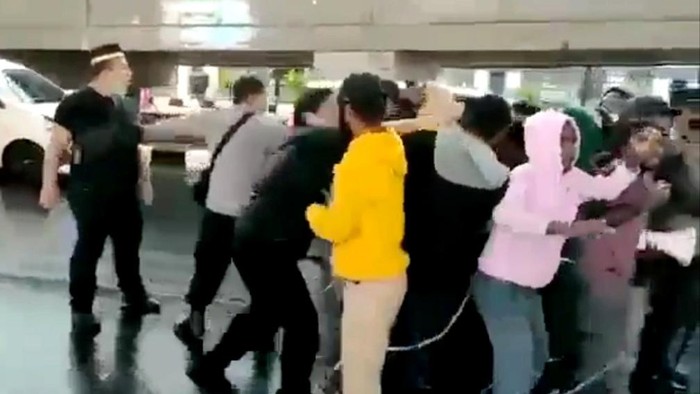 Tangkapan layar video viral ricuh demo Papua merdeka di Makassar. (dok. Istimewa)
