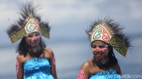 Raja Ampat dikenal sebagai salah satu destinasi premium di Indonesia berjuluk Surga Dunia Bawah Laut. Di luar wisata laut yang ditawarkan Kabupaten Raja Ampat, Papua Barat, ada desa wisata bernama Arborek.