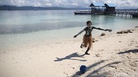 Untuk tamu-tamu spesial, ada tarian penyambutan khusus yang melibatkan seisi desa.