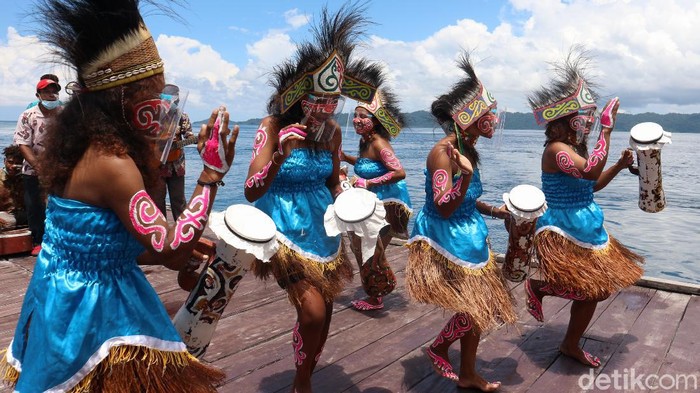 Di luar wisata laut yang ditawarkan Kabupaten Raja Ampat, Papua Barat, ada desa wisata bernama Arborek. Penasaran?