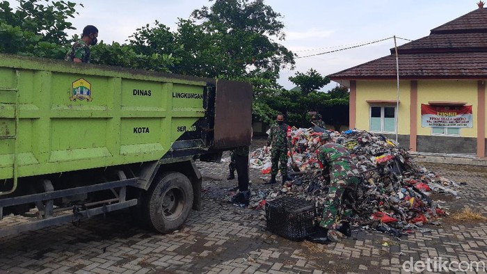 TNI Angkut Sampah di Serang