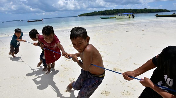 Wer Warat adalah cara masyarakat Kepulauan Kei di Maluku Tenggara menangkap ikan dengan tali dan daun kelapa.