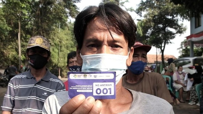 Jumlah kasus positif harian COVID-19 disebagian besar kota di Indonesia sudah jauh menurun dibandingkan dua bulan lalu. Namun, pengendalian harus tetap dilakukan, salah satunya dengan membuka akses vaksinasi seluas-luasnya bagi semua lapisan masyarakat, termasuk bagi kelompok rentan, yaitu pemulung dan pengepul di TPA Sumur Batu, Bekasi.