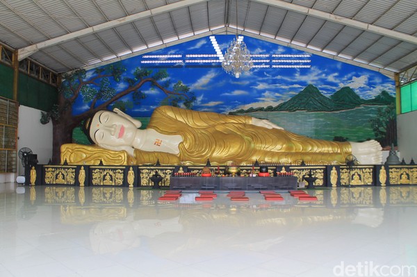 Patung Buddha tidur ini memiliki panjang 18 meter dan tinggi 5 meter. (Luthfi Hafidz/detikcom)