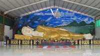Patung Buddha tidur ini memiliki panjang 18 meter dan tinggi 5 meter. (Luthfi Hafidz/detikcom)