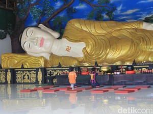 Bukan di Thailand, Patung Buddha Tidur Ini Cuma di Bogor