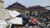 Protes pengiriman sampah dari Tangerang Selatan (Tangsel) ke TPS Cilowong terus dilakukan warga Kota Serang. Bahkan, armada pengangkut dicegat warga, sampahnya dibuang ke kantor Kecamatan Taktakan dan Kelurahan Cilowong. 