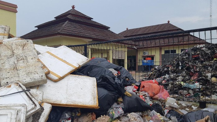 Protes pengiriman sampah dari Tangerang Selatan (Tangsel) ke TPS Cilowong terus dilakukan warga Kota Serang. Bahkan, armada pengangkut dicegat warga, sampahnya dibuang ke kantor Kecamatan Taktakan dan Kelurahan Cilowong.
