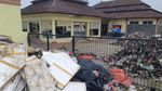 Warga Serang Buang Sampah Kiriman Tangsel ke Kantor Kecamatan-Kelurahan