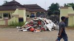 Warga Serang Buang Sampah Kiriman Tangsel ke Kantor Kecamatan-Kelurahan