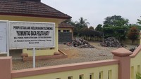 Warga di depan kantor kecamatan, Aries mengatakan, sampah itu berasal dari truk pengangkut dari Tangsel pada sekitar pukul 23.00 WIB. Warga di sepanjang Jalan Raya Taktakan informasinya menyetop armada sampah dan meminta dibuang ke depan kantor kecamatan. 
