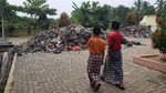 Warga Serang Buang Sampah Kiriman Tangsel ke Kantor Kecamatan-Kelurahan