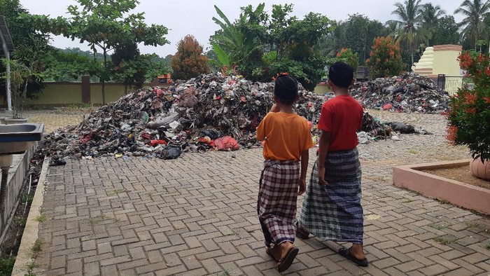 Warga Serang Buang Sampah Kiriman Tangsel ke Kantor Kecamatan-Kelurahan Protes pengiriman sampah dari Tangerang Selatan (Tangsel) ke TPS Cilowong terus dilakukan warga Kota Serang. Bahkan, armada pengangkut dicegat warga, sampahnya dibuang ke kantor Kecamatan Taktakan dan Kelurahan Cilowong.