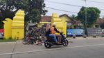 Warga Serang Buang Sampah Kiriman Tangsel ke Kantor Kecamatan-Kelurahan