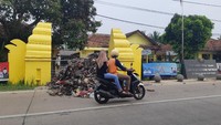 Pantauan detikcom pukul 08.00 WIB, sampah dibuang tepat di depan kantor Kecamatan Taktakan di Jalan Raya Taktakan. Sampah dibuang begitu saja di depan pintu gerbang. 