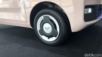 Geser ke samping, kesan imut-imut jelas sangat terasa. Selain karena pintunya yang hanya dua alias coupe, mobil ini juga menggunakan kaki-kaki yang kecil. Peleknya menggunakan pelek ring 12 yang dibalut dengan ban 145/70. (Muhammad Hafizh Gemilang/detikOto)