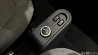 Shifter dari Wuling Hongguang EV ini disimpan di tengah, di antara jok supir dan penumpang depan. Sederhana sekali desain dan bentuknya, hanya knop putar bertuliskan D, N, R dan lambang cas. Selain itu, ada juga tombol naik-turun jendela di dekat shifter-nya. (Muhammad Hafizh Gemilang/detikOto)