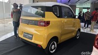 Kabar baiknya, Product Planning Wuling Motors Indonesia mengatakan bahwa mobil listrik Wuling Hongguang EV ini termasuk dalam produk Wuling yang menggunakan platform GSEV dan berpeluang untuk dikembangkan di Indonesia. Namun saat ditanya tentang kapan kepastian rilisnya mobil listrik mungil ini, pihak Wuling masih enggan menjawab dan mengatakan informasi tentang ekosistem listrik yang akan dibawa Wuling ke Indonesia akan mereka jelaskan pada ajang GIIAS 2021 nanti. Wuling Hongguang Mini EV yang dipamerkan ini merupakan salah satu mobil listrik murah. Di China, mobil listrik mungil ini dijual mulai dari US$ 4.500 atau sekitar Rp 64 jutaan. (Muhammad Hafizh Gemilang/detikOto)