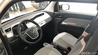 Masuk ke dalam kabin dari mobil mungil ini, kata yang langsung muncul di benak kami adalah ‘sederhana’. Joknya dilapisi bahan seperti fabric berwarna abu-abu dengan kombinasi warna senada dengan bodi-nya. (Muhammad Hafizh Gemilang/detikOto)